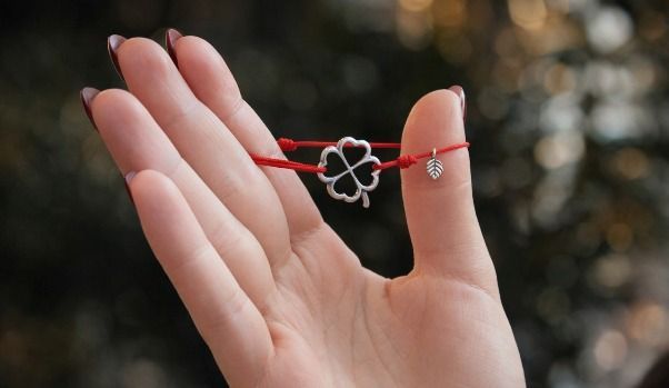 Что означает красная нить на руке: значение, традиции и правила ношения