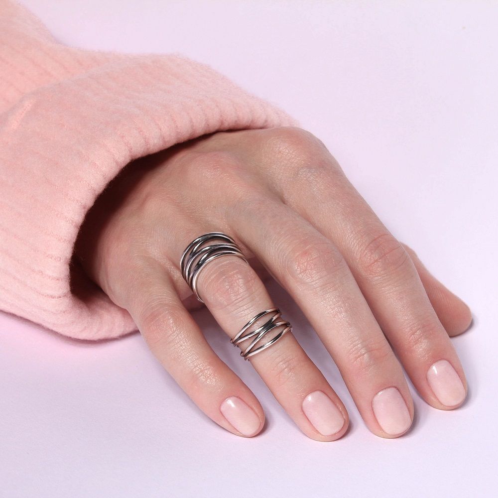 Кольца серебряные на пальцах